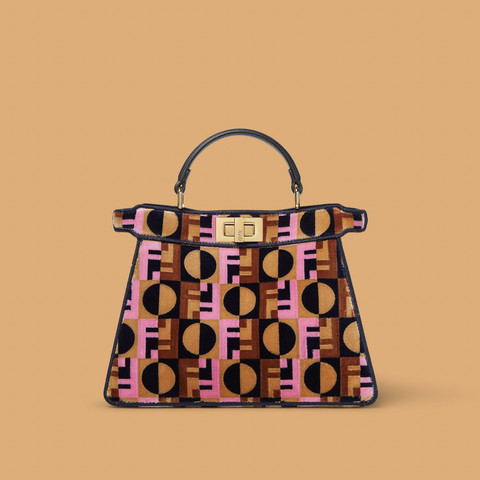 Tas Fendi Peekaboo edisi spesial dalam kolaborasi bersama serial Netflix 'Emily in Paris'. Foto: Dok. Fendi 