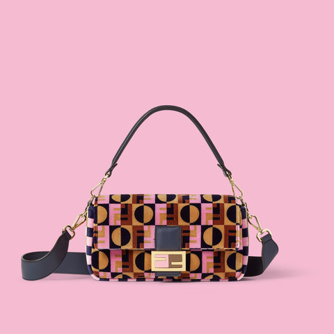 Tas Fendi Baguette edisi spesial dalam kolaborasi bersama serial Netflix 'Emily in Paris'. Foto: Dok. Fendi 