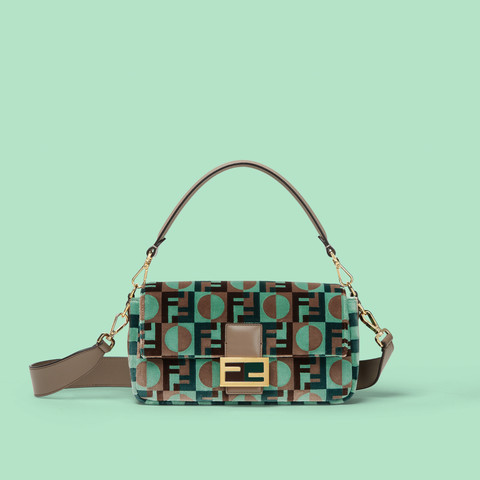Tas Fendi Baguette edisi spesial dalam kolaborasi bersama serial Netflix 'Emily in Paris'. Foto: Dok. Fendi 