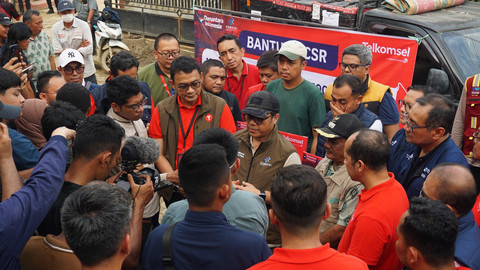 Direktur Network Telkomsel Indra Mardiatna bersama Wakil Mentri Komdigi Nezar Patria saat penyerahan bantuan CSR di STO Kuala Simpang, Rabu (24/12). Foto: Telkomsel