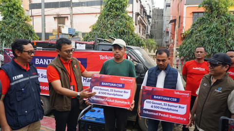 Direktur Network Telkomsel Indra Mardiatna bersama Wakil Mentri Komdigi Nezar Patria saat penyerahan bantuan CSR di STO Kuala Simpang, Rabu (24/12). Foto: Telkomsel