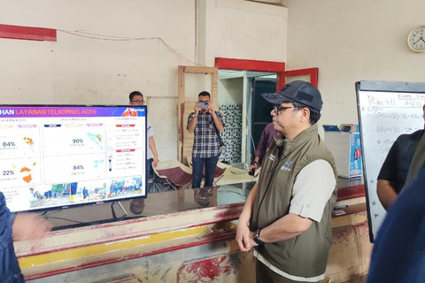 Wakil Menteri Komdigi Nezar Patria saat tinjau STO Telkom Kuala Simpang, Aceh Tamiang, Rabu (24/12/2025). Foto: Amar Marpaung/kumparan