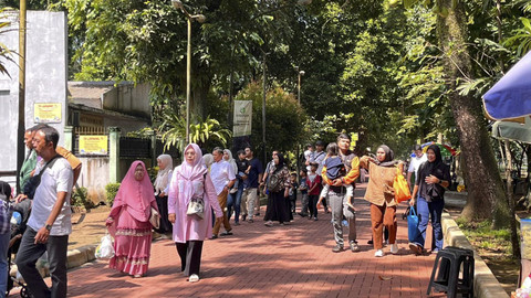 Suasana saat libur Natal di Taman Margasatwa Ragunan, Pasar Minggu, Jakarta Selatan, Kamis (25/12/2025). Foto: Zamachsyari/kumparan