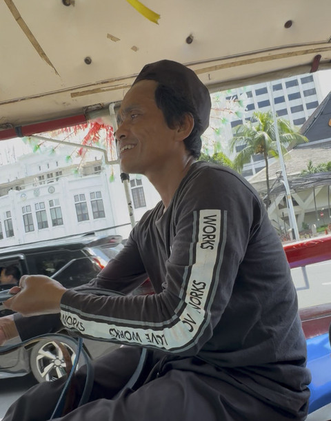 Wawan, kusir delman dengan kudanya yang bernama Aliando di Kawasan Monas Jakarta, Rabu (25/12/2025). Foto: Luthfi Humam/kumparan