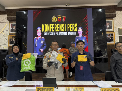 Kapolrestabes Bandung Kombes Pol Budi Sartono dalam rilis kasus penipuan emas dan penembakan di Sukahaji Bandung, Kamis (25/12/2025). Foto: Dok. Polrestabes Bandung