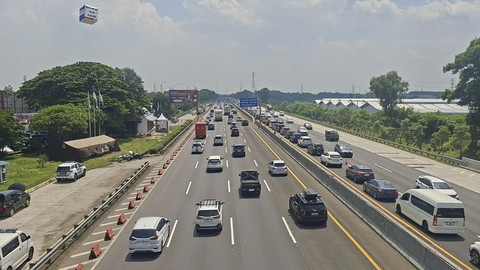 Polres Karawang, Jawa Barat memberlakukan rekayasa lalu lintas contraflow 1 lajur di ruas Jalan Tol Jakarta-Cikampek (Japek) arah Cikampek, mulai dari KM 47 hingga KM 65, Kamis (25/12/2025). Foto: Dok. kumparan