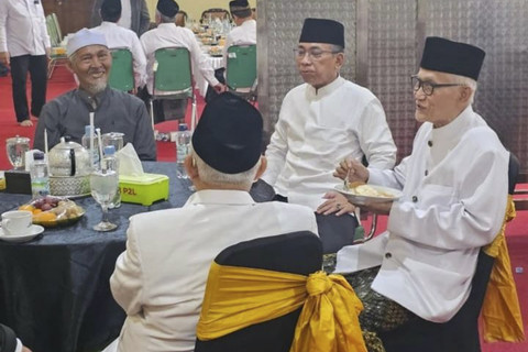 Rais Aam PBNU KH Miftachul Akhyar bertemu Ketum PBNU KH Yahya Cholil Staquf saat menghadiri pertemuan kiai NU di Ponpes Lirboyo pada Kamis (25/12/2025).  Foto: Dok. Istimewa