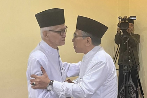 Rais Aam PBNU KH Miftachul Akhyar bertemu Ketum PBNU KH Yahya Cholil Staquf saat menghadiri pertemuan kiai NU di Ponpes Lirboyo pada Kamis (25/12/2025).  Foto: Dok. Istimewa