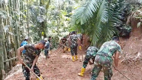 TNI dikerahkan untuk membuka akses jalan yang tertimbun tanah dan lumpur di Jorong Subang, Kecamatan Tiku, Kabupaten Agam, pada Rabu (24/12/2025). Foto: Dok. Istimewa