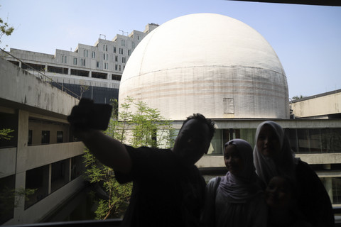 Pengunjung berwisata di Planetarium, Taman Ismail Marzuki, Cikini, Jakarta, Kamis (25/12/2025). Foto: Iqbal Firdaus/kumparan