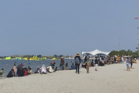 Suasana saat berwisata pada libur Natal di Kawasan Pantai Ancol Jakarta saat momen libur Nataru pada Kamis (25/12/2025). Foto: Luthfi Humam/kumparan