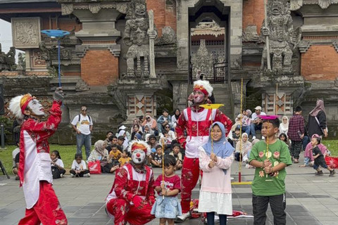 Aksi trio badut menghibur pengunjung saat libur Natal di TMII, Jakarta Timur, Kamis (25/12/2025). Foto: Abid Raihan/kumparan