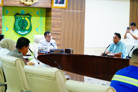 Bupati Muba, Toha Tohet, saat memimpin rapat koordinasi bersama jajaran Pemkab Muba dan perwakilan perusahaan pertambangan batu bara. (ist)