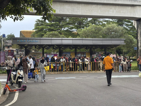 Suasana keramaian pengunjung saat libur Natal di Taman Mini Indonesia Indah, Jakarta Timur, Kamis (25/12/2025).  Foto: Abid Raihan/kumparan
