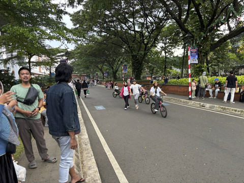 Suasana keramaian pengunjung saat libur Natal di Taman Mini Indonesia Indah, Jakarta Timur, Kamis (25/12/2025).  Foto: Abid Raihan/kumparan