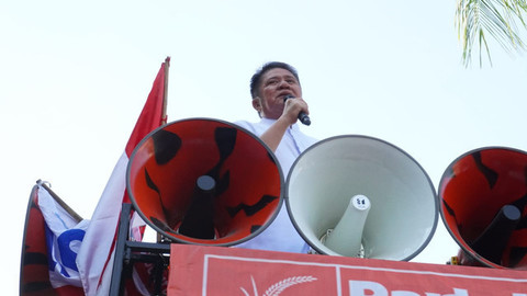 Gubernur Sumsel Herman Deru saat menemui para Buruh di halaman Kantor DPRD Sumsel. Foto : Anyelir Rahayu/Urban Id