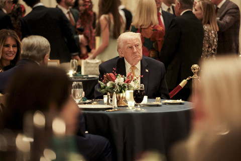 Presiden AS Donald Trump menghadiri makan malam Natal di ballroom klub Mar-a-Lago di Palm Beach, Florida, Amerika Serikat, Rabu (24/12/2025). Foto: Jessica Koscielniak/Reuters