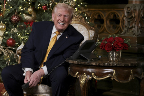 Presiden AS Donald Trump menghadiri makan malam Natal di ballroom klub Mar-a-Lago di Palm Beach, Florida, Amerika Serikat, Rabu (24/12/2025). Foto: Jessica Koscielniak/Reuters
