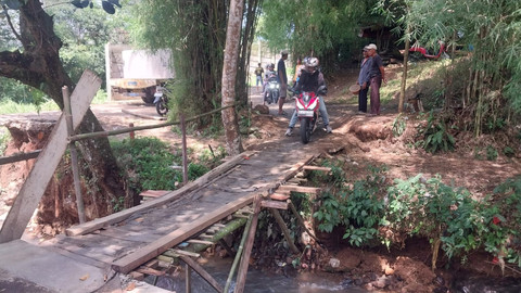 Jembatan darurat di jalur alternatif menuju kawasan puncak di Desa Pasir Angin, Kabupaten Bogor pada Kamis (25/12/2025). Foto: kumparan