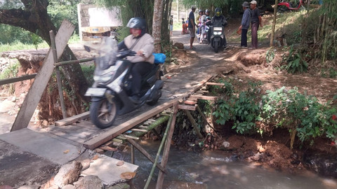 Akses jalur alternatif menuju kawasan puncak di Desa Pasir Angin, Kabupaten Bogor pada Kamis (25/12/2025). Foto: kumparan