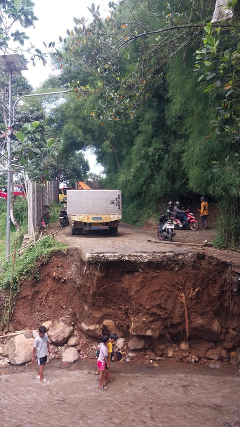 Akses jalur alternatif menuju kawasan puncak di Desa Pasir Angin, Kabupaten Bogor pada Kamis (25/12/2025). Foto: kumparan