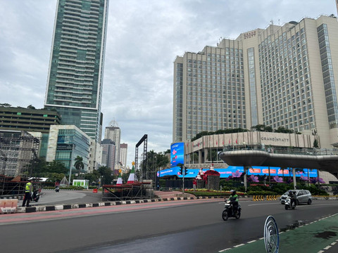 Kondisi lalu lintas di Bundaran Hotel Indonesia (HI), Jakarta Pusat, Jumat (26/12) pagi.  Foto: Amira Nada Fauziyyah/kumparan