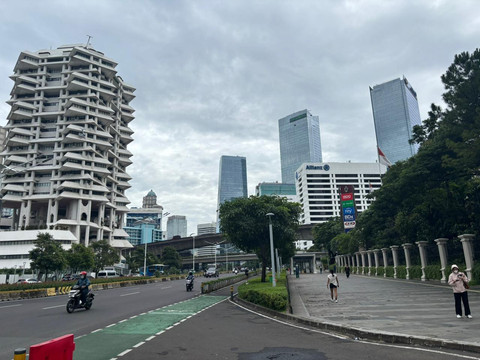 Kondisi lalu lintas di Jalan Sudirman, tepatnya di depan Halte Plaza Sentral, Jakarta Pusat, Jumat (26/12) pagi.  Foto: Amira Nada Fauziyyah/kumparan