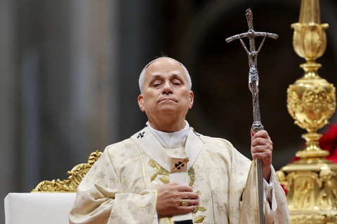 Paus Leo XIV berjalan di Basilika Santo Petrus dalam perayaan Misa Natal. Foto: Yara Nardi/REUTERS