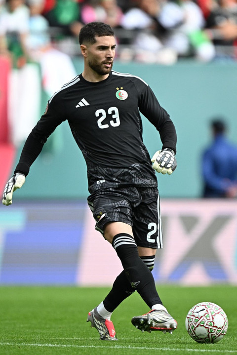 Kiper Timnas Algeria, Luca Zidane saat tampil di Stadion Moulay Hassan, Rabat (24/12/2025). Foto: GABRIEL BOUYS / AFP
