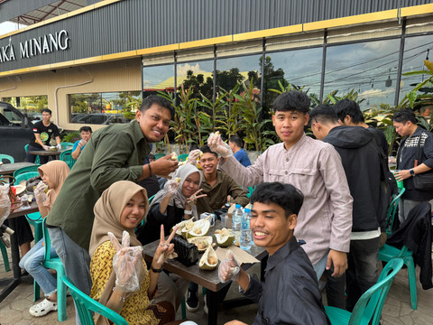 Pengunjung menikmati durian dari Buah BK. Foto: Alycia Tracy Nabila/Hi!Pontianak