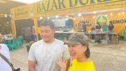 Owner Buah BK, Edy Hartono (kiri) dan Yenna Wiguna (kanan). Foto: Alycia Tracy Nabila/Hi!Pontianak