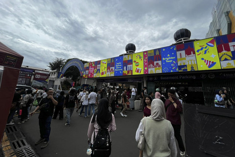 Suasana pengunjung saat berwisata pada libur Natal di Kawasan Blok M Square, Jakarta Selatan, Jumat (26/12/2025). Foto: Rayyan Farhansyah/kumparan