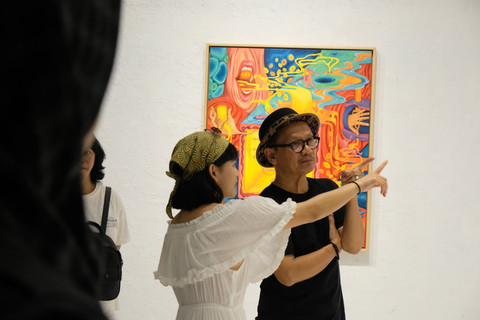 Nabila bersama pembuka pameran "Adaptasi, Evolusi, Eksistensi", Suwarno Wisetrotomo. Foto: Aldi Al Fajr
