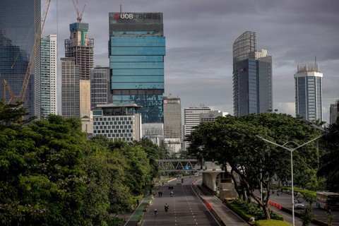 Suasana jalanan di kawasan Sudirman Jakarta saat libur Nataru, Sabtu (27/12/2025). Foto: Jamal Ramadhan/kumparan