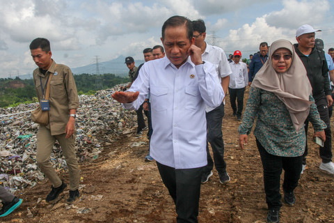 Menteri LH Hanif Faisol Nurofiq (tengah) meninjau kondisi penanganan sampah saat kunjungan kerja di TPA Tanjungrejo, Kabupaten Kudus, Jawa Tengah, Jumat (26/12/2025). Foto: ANTARA FOTO/Nirza