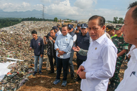 Menteri LH Hanif Faisol Nurofiq (kedua kanan) berdiskusi dengan Bupati Kudus Sam'ani Intakoris (kanan) saat meninjau penanganan sampah di TPA Tanjungrejo, Kabupaten Kudus, Jawa Tengah, Jumat (26/12/2025). Foto: ANTARA FOTO/Nirza