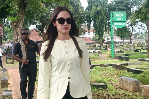 Tamara Tyasmara peringati ulang tahun mendiang putranya, Dante, di TPU Jeruk Purut, Jumat (26/12).  Foto: Giovanni/kumparan