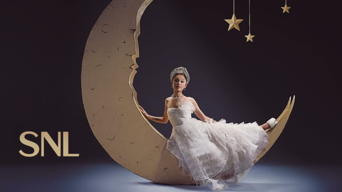 Ariana Grande pakai tiara buatan Rinaldy Yunardi untuk pemotretan Saturday Night Live. Foto: Mary Ellen Matthews via Rinaldy Yunardi