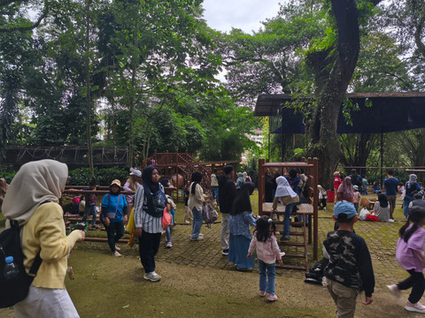 Suasana Bandung Zoo saat dibuka kembali dengan bayar donasi seikhlasnya, Sabtu (27/12). Foto: Linda Lestari/kumparan
