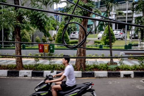 Kondisi kabel utilitas tampak menjuntai di Jalan Kuningan Barat Raya dan Kuningan Barat II, Jakarta Selatan, Sabtu (27/12/2025). Foto: Jamal Ramadhan/kumparan