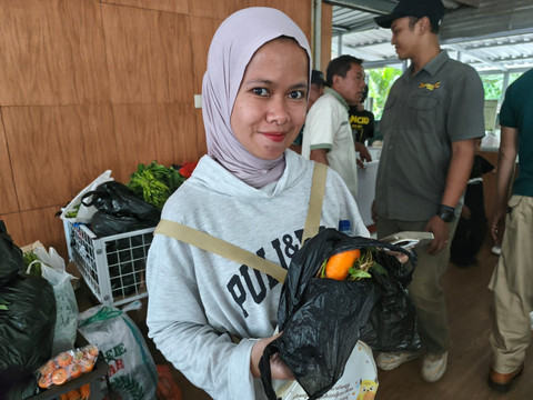 Potret Cici (28), pengunjung Bandung Zoo yang berdonasi pakai sayur, Sabtu (27/12/2025). Foto: Linda/kumparan
