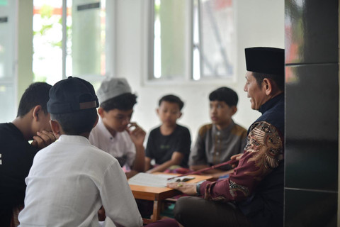 Hendri saat mengajar di Sekolah Rakyat. Foto: Kemensos RI