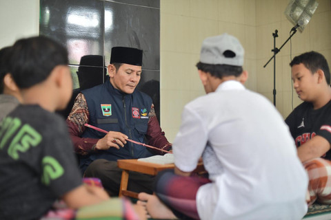 Hendri saat mengajar di Sekolah Rakyat. Foto: Kemensos RI