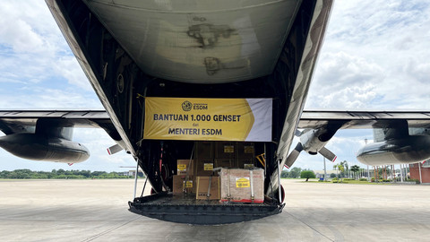 Menteri Energi dan Sumber Daya Mineral (ESDM) Bahlil Lahadalia melepas pengiriman bantuan kemanusiaan berupa 1.000 unit genset di Lanud Halim Perdanakusuma, Sabtu (27/12/2025). Foto:  Fariza/kumparan