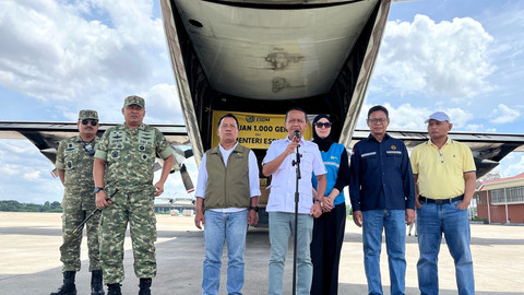 Menteri Energi dan Sumber Daya Mineral (ESDM) Bahlil Lahadalia (keempat kenan) memberikan keterangan pers saat pengiriman bantuan kemanusiaan berupa 1.000 unit genset di Lanud Halim Perdanakusuma, Sabtu (27/12/2025). Foto:  Fariza/kumparan