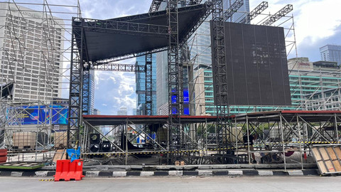 Panggung utama perayaan Tahun Baru 2026 yang mulai dibangun di Bundaran HI, Jakarta Pusat, Sabtu (27/12).  Foto: Nasywa Athifah/kumparan