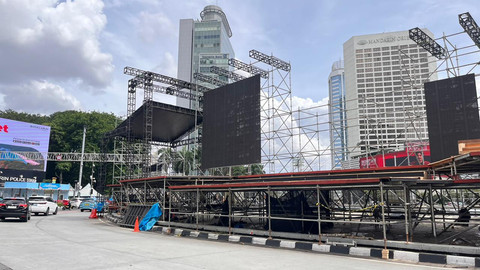 Panggung utama perayaan Tahun Baru 2026 yang mulai dibangun di Bundaran HI, Jakarta Pusat, Sabtu (27/12).  Foto: Nasywa Athifah/kumparan