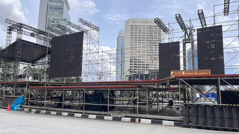 Panggung utama perayaan Tahun Baru 2026 yang mulai dibangun di Bundaran HI, Jakarta Pusat, Sabtu (27/12).  Foto: Nasywa Athifah/kumparan