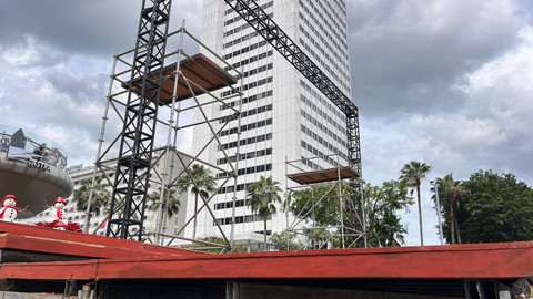 Panggung utama perayaan Tahun Baru 2026 yang mulai dibangun di Bundaran HI, Jakarta Pusat, Sabtu (27/12).  Foto: Nasywa Athifah/kumparan