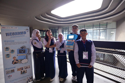 5 siswa  SMP Negeri (SMPN) 1 Surabaya  berhasil mengembangkan NeuroAid, sebuah robot pendamping interaksi sosial yang dirancang khusus untuk melatih kemampuan komunikasi dan pengenalan emosi. Foto: Istimewal